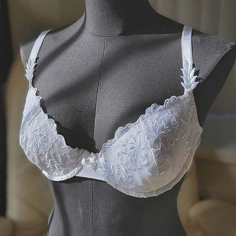 Triumph white floral lace underwire lined unpadded bra 38C